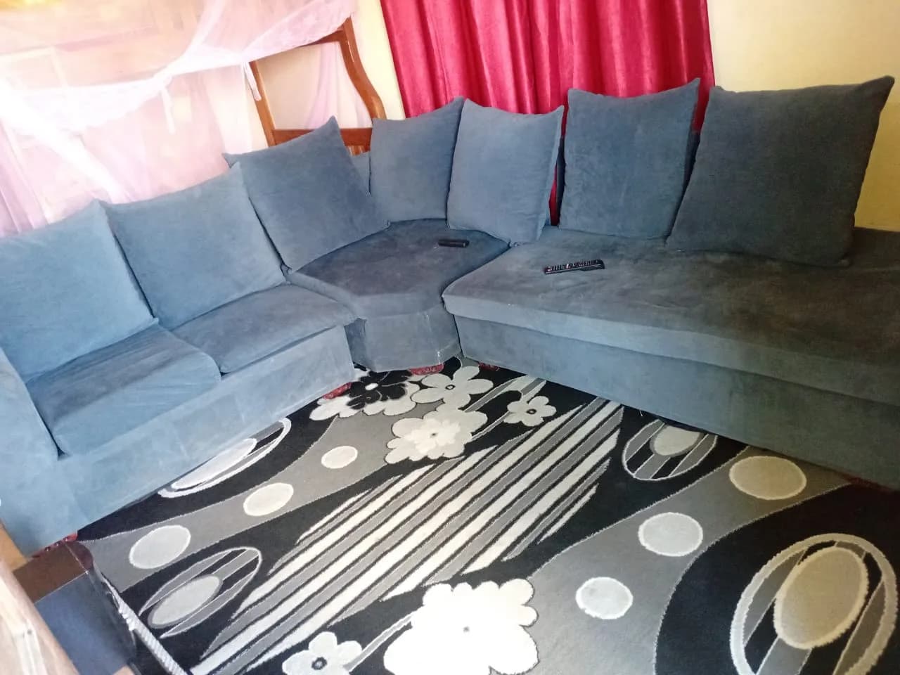 L-shaped 7seater and carpet