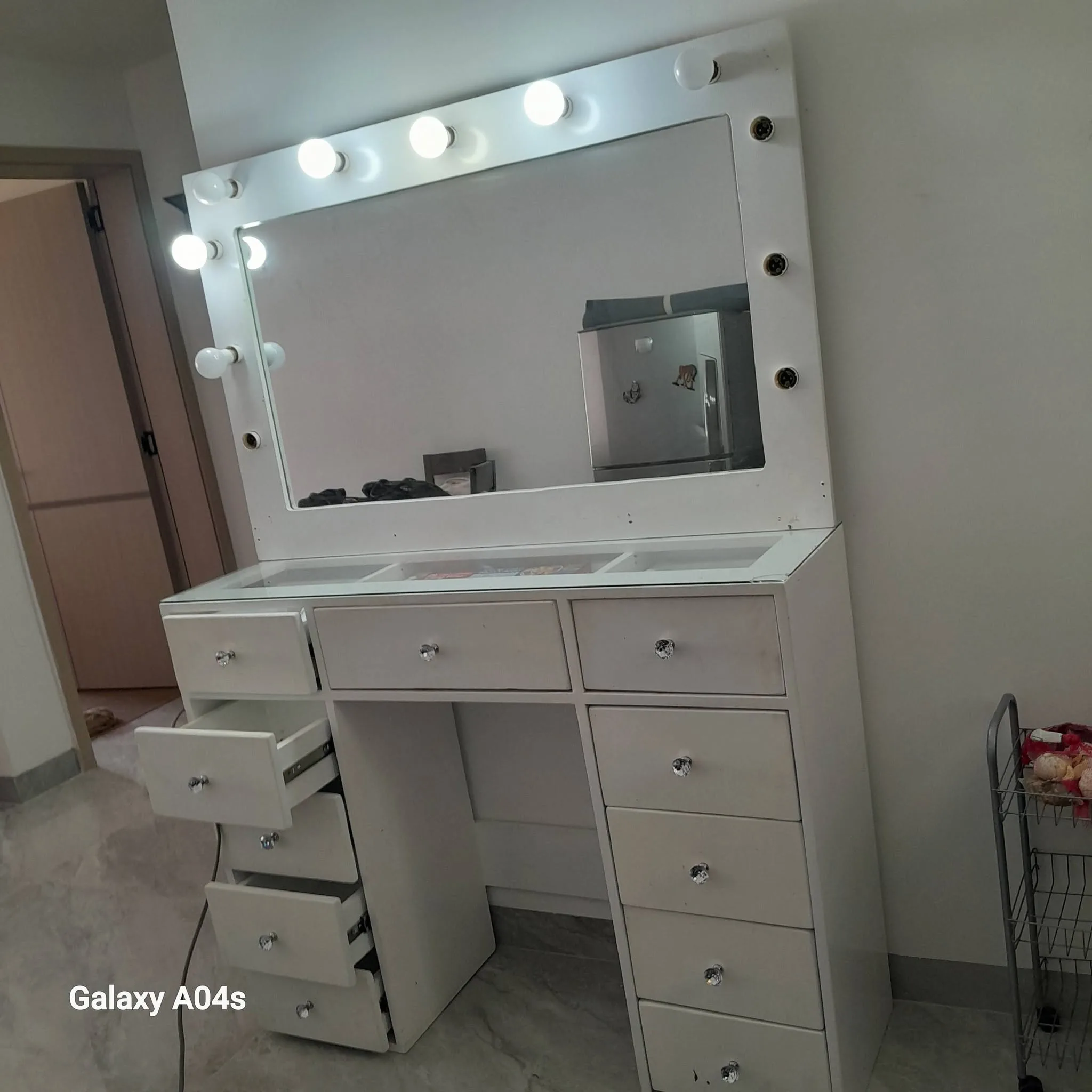 Dressing Mirror On Sale — like new condition, Nairobi