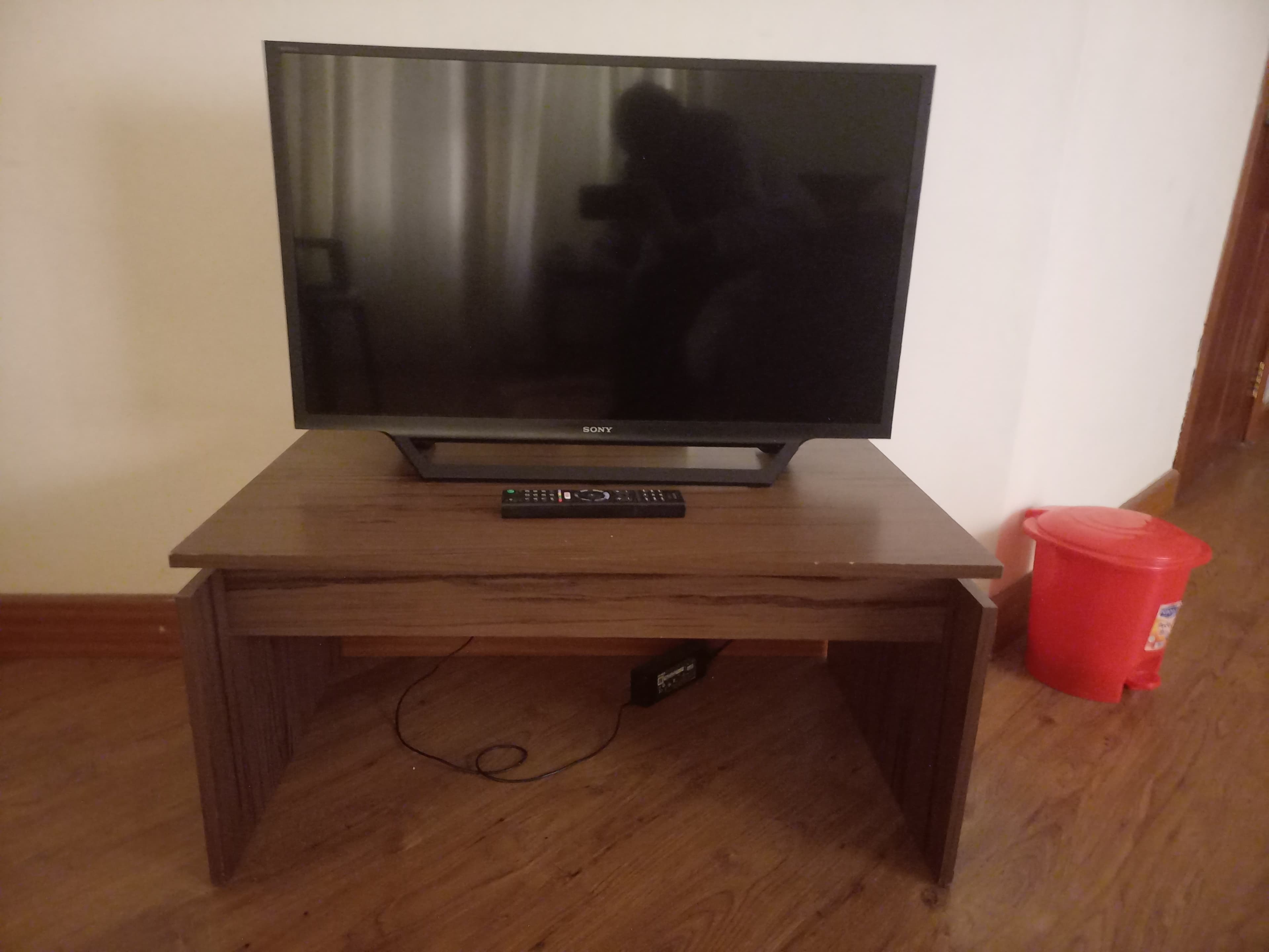 Sony bravia 24" Television and stand — good condition, Nairobi