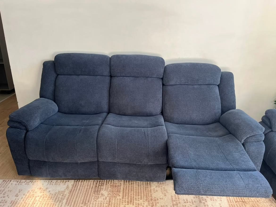 6-Seater Recliner Sofa Set with Charging Ports — good condition, Nairobi