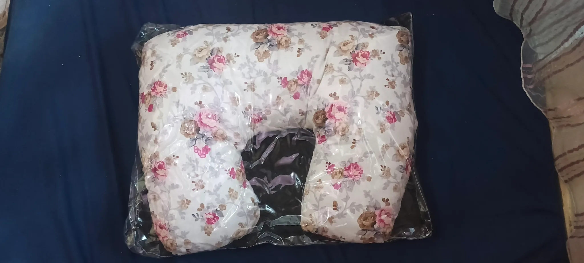 Single nursing/breastfeeding pillow — like new condition, Nairobi