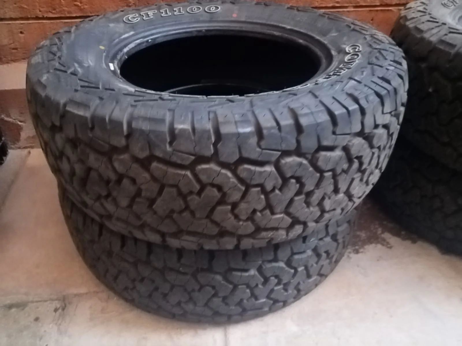 CF1100 tyres comforser — like new condition, Nairobi