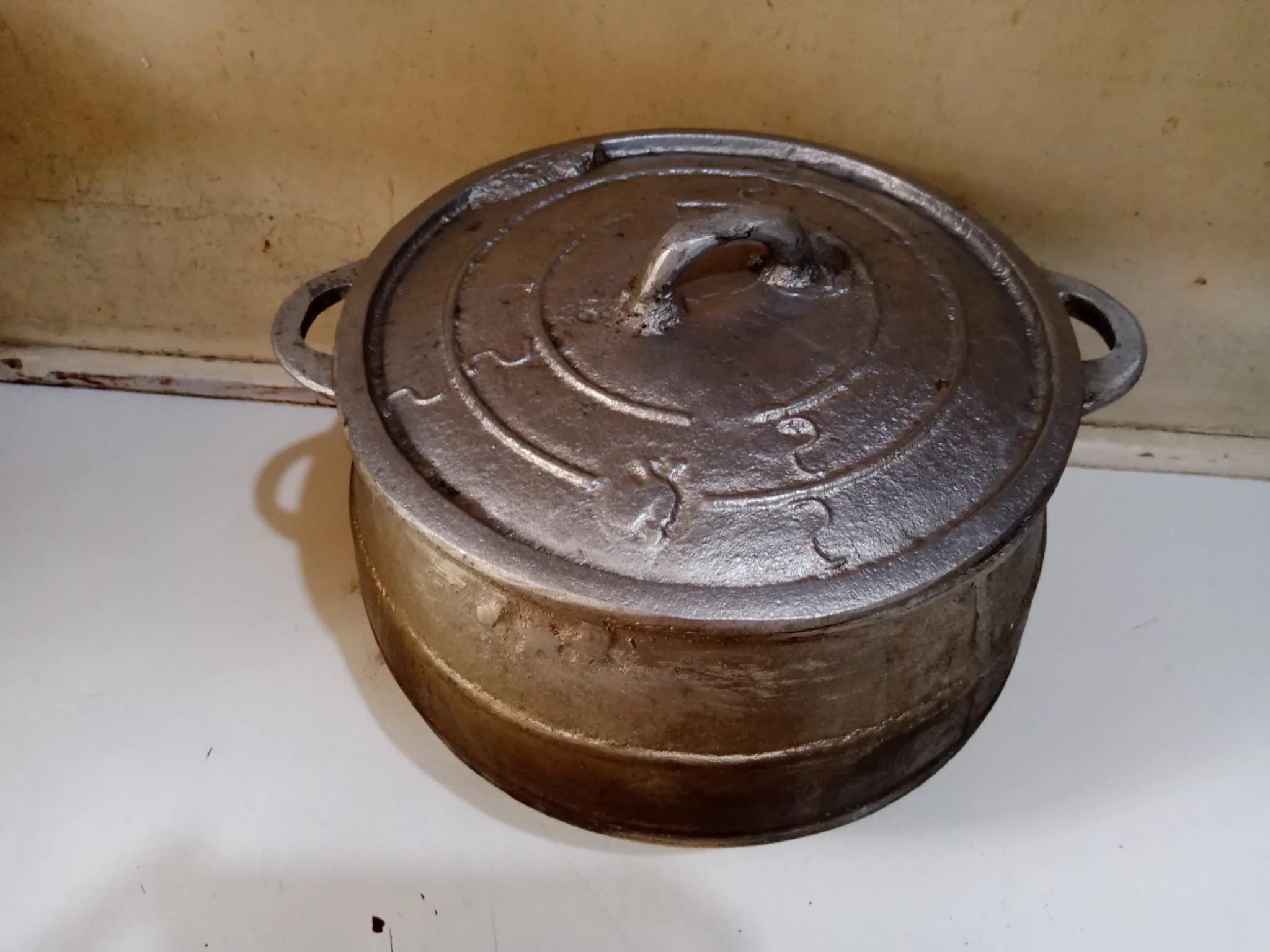 Large boiling pot